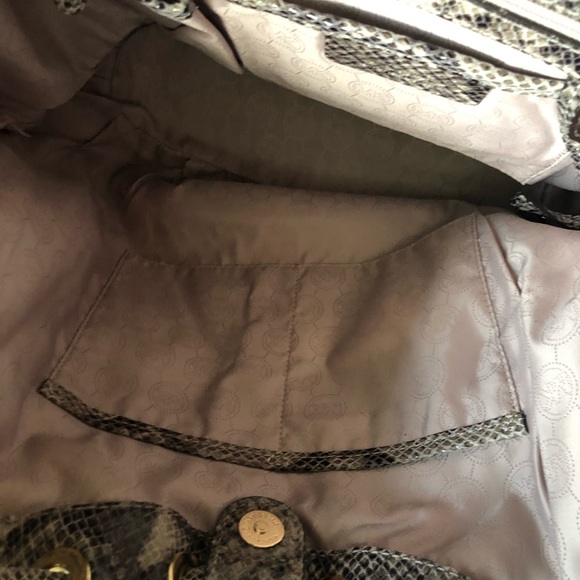 New Michael Kors handbag - Picture 12 of 16